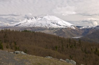 Bulutlu gökyüzü mt. St. Helen'ın peyzaj üzerinde.