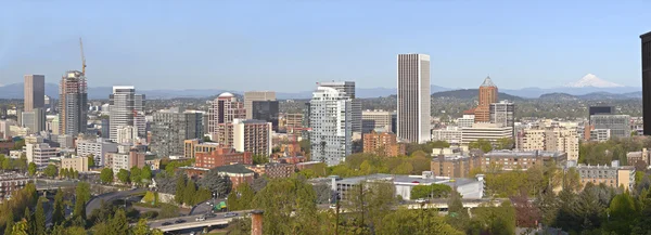 Portland ciudad edificios panorama Oregon y Mt. Capucha . — Foto de Stock