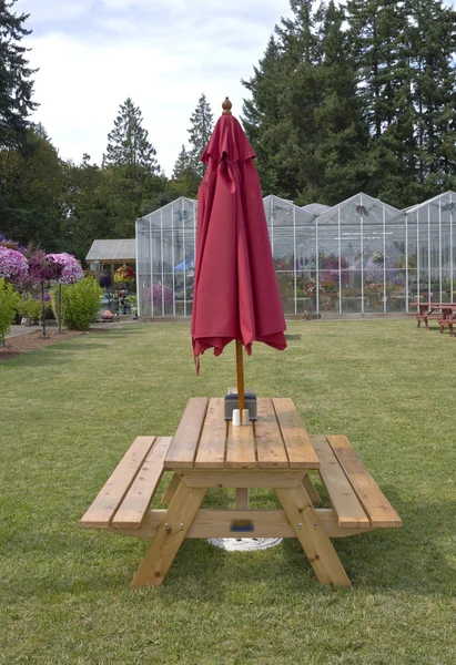 Kırmızı şemsiye ile piknik masası. — Stok fotoğraf