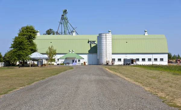 Grote schuur in Suvie eiland Oregon. — Stockfoto