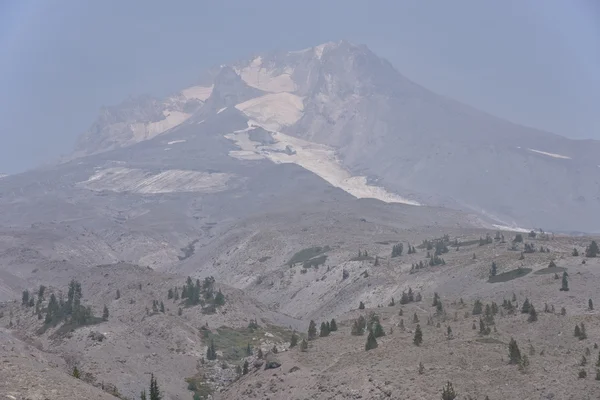 Mt. Hood under heavy fire smoke. — Stock Photo, Image