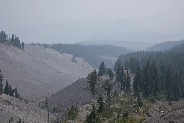 Mount Hood wildernis onder zware rook. — Stockfoto