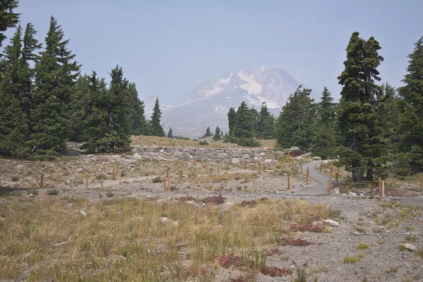 Mt. Dunstabzugshaube unter starkem Brandrauch. — Stockfoto