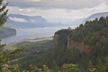 Columbia River bazı Oregon yağmur sonra Gorge.