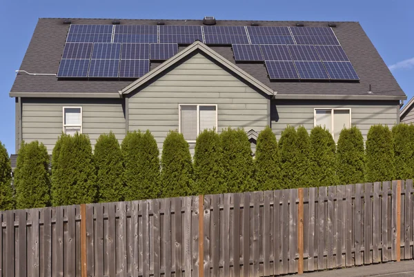 Painéis solares em um telhado de uma casa . — Fotografia de Stock