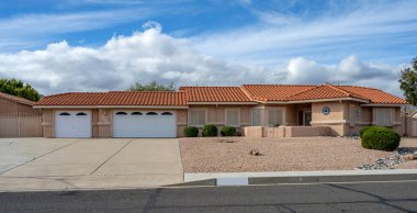 Kingman Arizona 'nın banliyölerinde büyük bir ev.. 