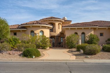 Nevada Boulder şehrinde manzaralı modern mimari konağı.