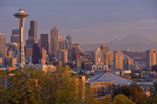 O horizonte de Seattle ao pôr do sol estado de Washington . — Fotografia de Stock