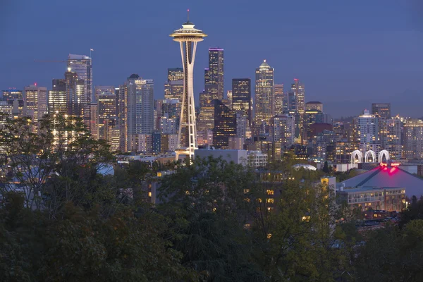 Seattle skyline op een blauwe uur staat Washington. Stockfoto
