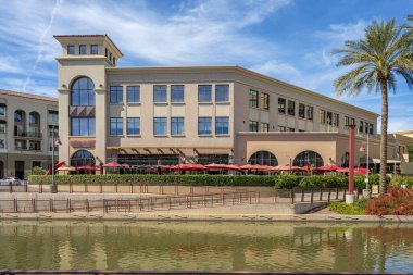 Scottsdale Arizona şehir merkezindeki kanal boyunca modern bina ve iş..