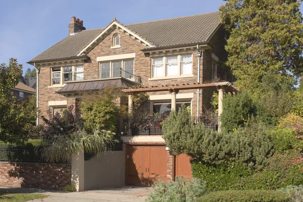 Gran casa con plantas Seattle WA . — Foto de Stock