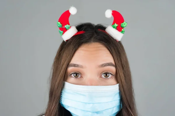 Una Giovane Donna Con Una Maschera Medica Con Una Decorazione — Foto Stock