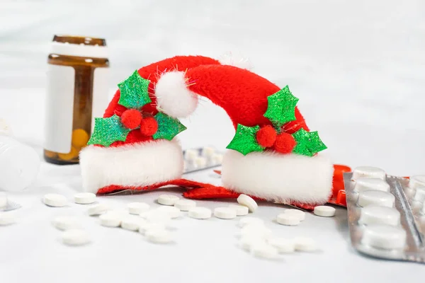 Covid-19 Coronavirus yılbaşında tıp konsepti. Hafif arka planda haplar ve Noel süslemeleri. Yüksek kalite fotoğraf