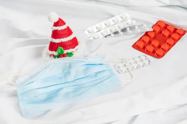 Covid-19 Coronavirus yılbaşında tıp konsepti. Hafif arka planda haplar ve Noel süslemeleri. Yüksek kalite fotoğraf