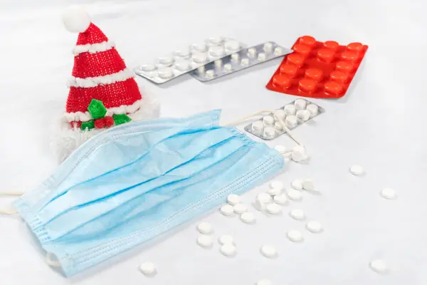 Medicine concept christmas new year during covid-19 coronavirus. Pills and Christmas decorations on a light background — Stock Photo, Image
