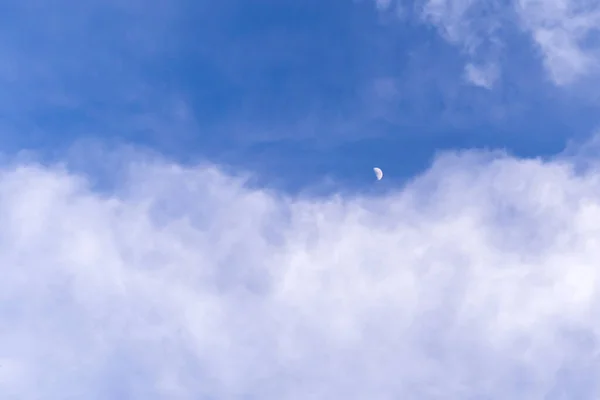 Beyaz bulutlu mavi parlak gökyüzü. Gün ışığında ay. Yüksek kalite fotoğraf