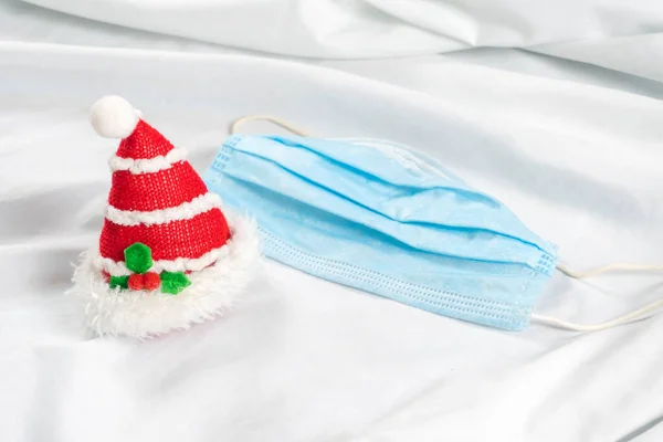 Covid-19 Coronavirus yılbaşında tıp konsepti. Hafif arka planda haplar ve Noel süslemeleri. Yüksek kalite fotoğraf