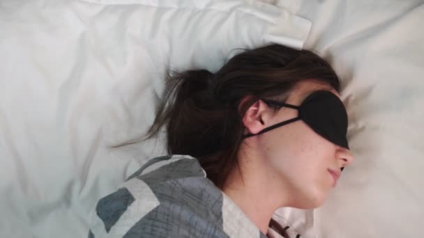 Jeune Femme Calme Porte Masque Sommeil Pendant Elle Repose Lit — Video