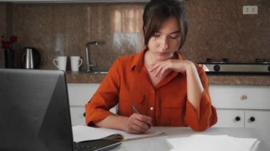 Genç melez kadın evde otururken video konferansına katılıyor. İş ya da evde eğitim kavramı. 4k görüntü