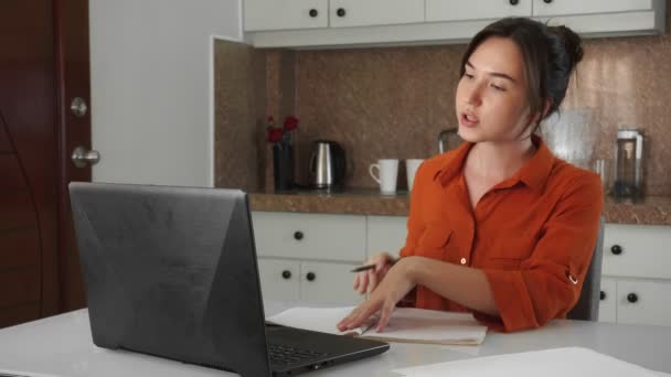 Une Jeune Femme Métisse Est Assise Dans Cuisine Maison Communique — Video