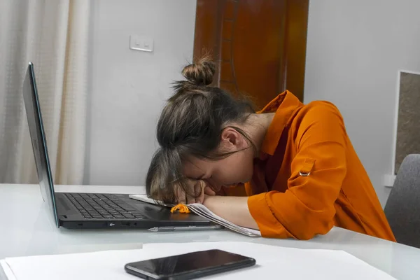 Evde çalışan yorgun bir kadın başını masaya koydu.. 