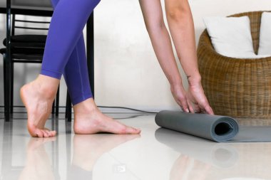 Egzersiz minderini bir kadının eline yakın çekim yap. Ev sporu kavramı. 