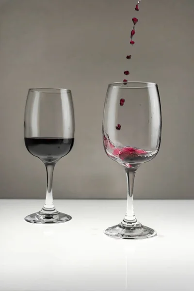 Rotwein Wird Aus Einer Flasche Ein Glas Auf Verschwommenem Hintergrund — Stockfoto