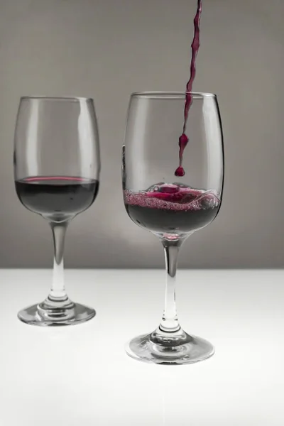 Vino Rosso Viene Versato Una Bottiglia Bicchiere Uno Sfondo Sfocato — Foto Stock