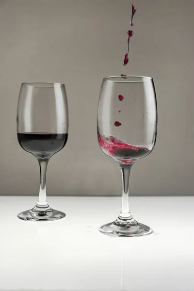 Κόκκινο Κρασί Χύνεται Από Ένα Μπουκάλι Ένα Ποτήρι Ένα Θολό — Φωτογραφία Αρχείου