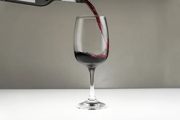Rotwein Wird Aus Einer Flasche Ein Glas Auf Verschwommenem Hintergrund — Stockfoto