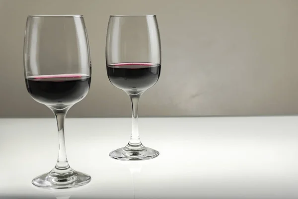 Zwei Gläser Rotwein Auf Verschwommenem Homogenem Hintergrund — Stockfoto