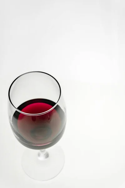 Vertikaler Schuss Ein Glas Rotwein Auf Hellem Hintergrund — Stockfoto