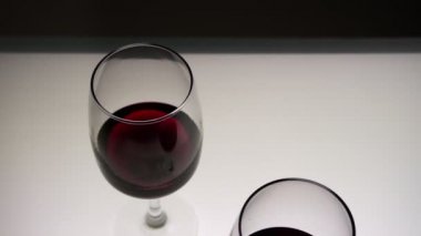 İki bardakta kırmızı şarap. Üst Manzara. Yavaş çekim, orta çekim..
