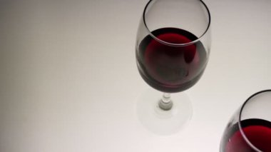 İki bardakta kırmızı şarap. Üst Manzara. Yavaş çekim, orta çekim..