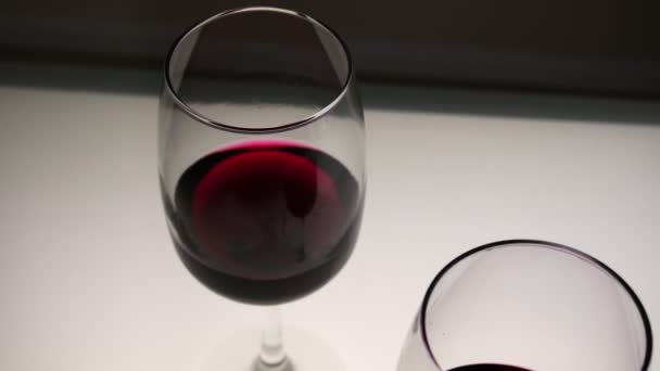 Vin Roșu Două Pahare Masă Ușoară Privire Sus Mișcare Lentă — Videoclip de stoc