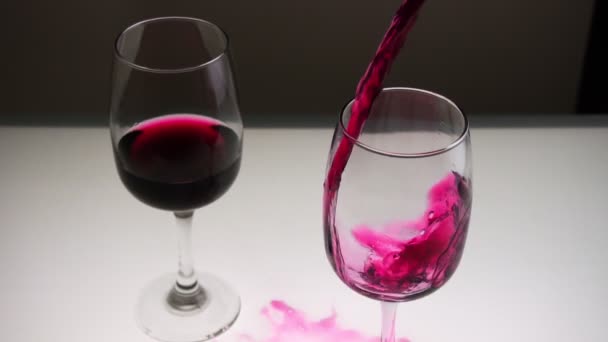 Vierte Vino Tinto Una Copa Sobre Fondo Oscuro Disparo Medio — Vídeo de stock