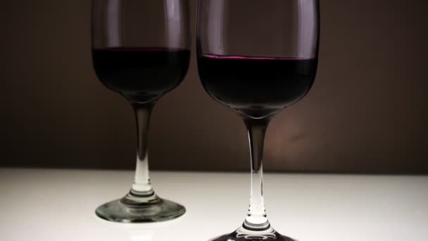 Rotwein Zwei Gläsern Auf Einem Hellen Tisch Die Kamera Erhebt — Stockvideo