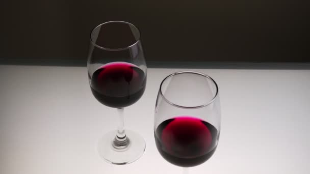 Vino Tinto Dos Copas Sobre Una Mesa Ligera Vista Superior — Vídeo de stock