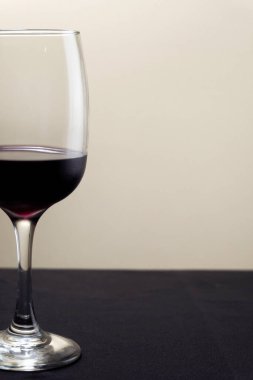 Bulanık arkaplanda bir kadeh kırmızı şarap..