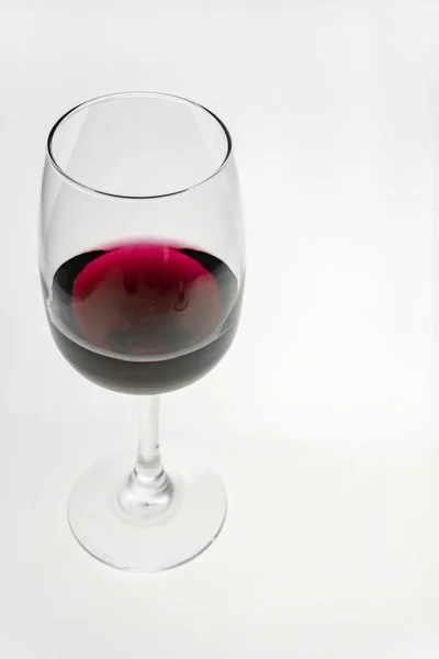 Ein Glas Rotwein auf hellem Hintergrund. — Stockfoto