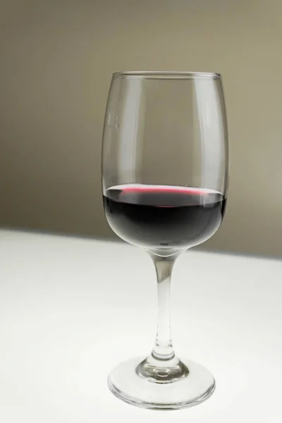 Glas Rotwein auf verschwommenem Hintergrund. — Stockfoto