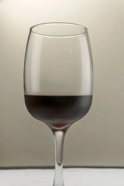 Egy pohár vörösbor homályos háttérrel. — Stock Fotó