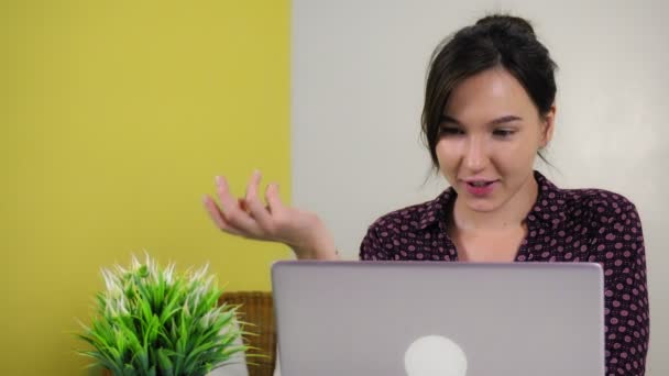 Joven mujer de raza mixta se dedica a la videoconferencia sentado en casa oficina. — Vídeos de Stock