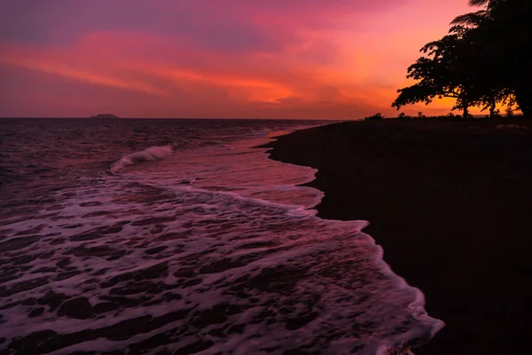 Puesta de sol de colores brillantes en la orilla del mar. Filipinas — Foto de Stock