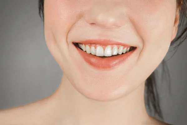 Mulher Beleza Com Sorriso Perfeito Lábios Dentes Menina Bonita Com — Fotografia de Stock