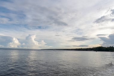 Denizin üzerinde parlak mavi gökyüzü. Arkaplan resmi