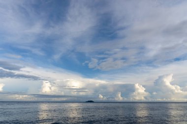 Denizin üzerinde parlak mavi gökyüzü. Arkaplan resmi