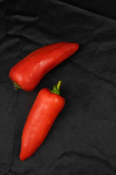 Rode Paprika Een Zwarte Achtergrond Zwarte Stof Achtergrond Vouwen Hoge — Stockfoto