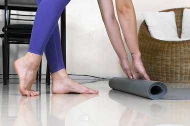 Egzersiz minderini bir kadının eline yakın çekim yap. Ev sporu kavramı. 