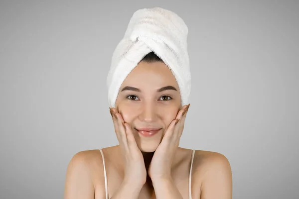 Lavar a cara. Close-up de mulher limpeza da pele com retrato de toalha. — Fotografia de Stock